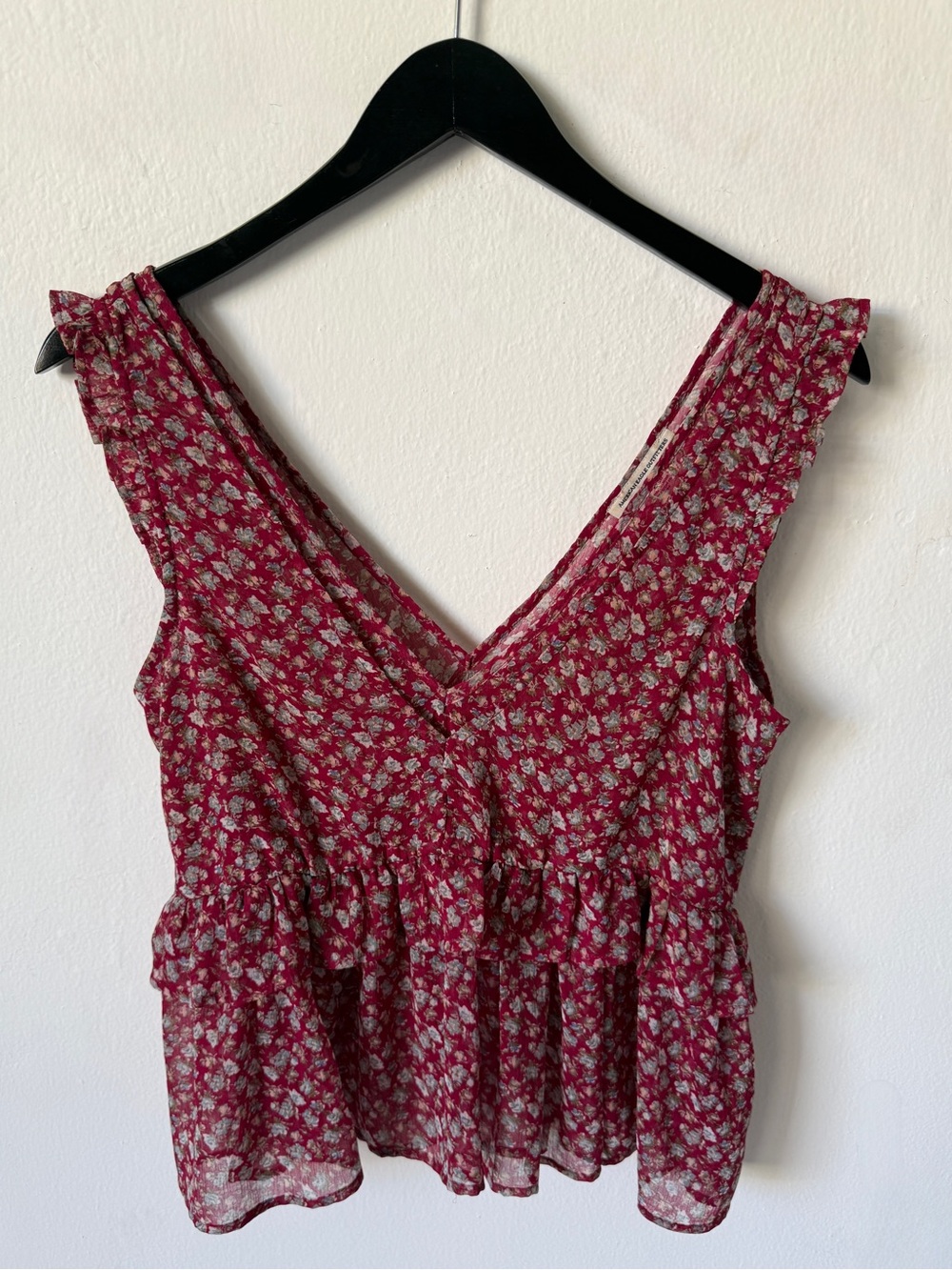 Y2K American Eagle Outfitters Red Floral V-Neck Ruffled Peplum Top